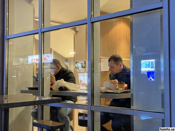 Після повномасштабного вторгнення Росії мережа ресторанів McDonald's зачинила заклади в Україні. Співробітникам продовжували виплачувати заробітну плату, однак через небезпеку майже сім місяців McDonald's не працював