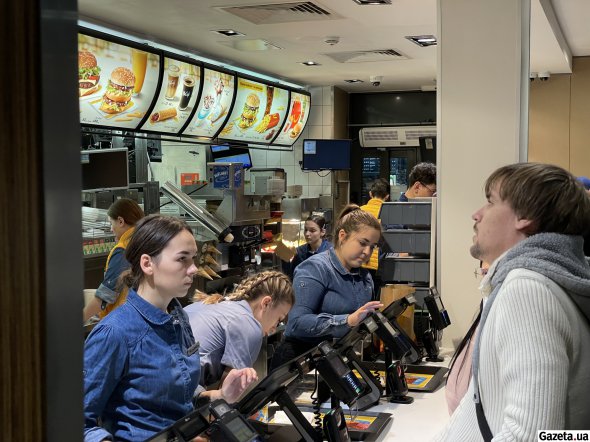 Послугу доставки забезпечує партнер McDonald's із доставки компанія Glovo 