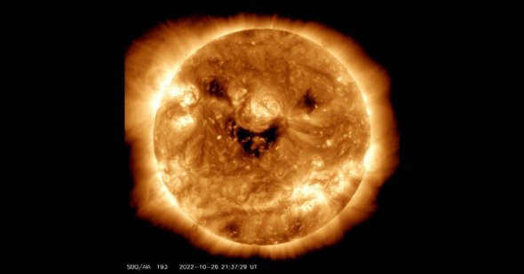 Астрономи NASA поділилися цікавим знімком Сонця, яке ніби посміхається