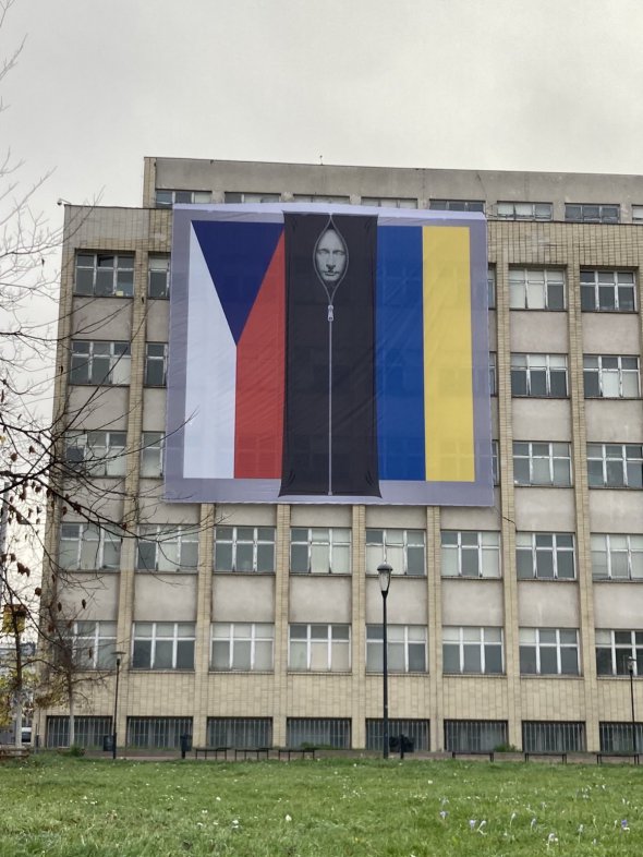 Изображение Путина в мешке для трупов вывесили на фасаде Министерства внутренних дел Чехии.