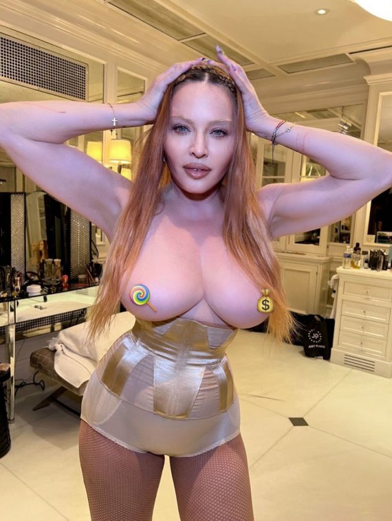 Американська співачка і акторка, 64-річна Мадонна показала оголені груди.