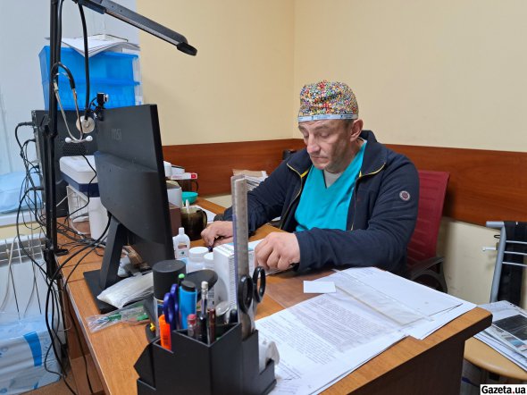 Лікар хірург-травматолог Юрій Кузнєцов веде прийом пацієнтів у кабінеті, переобладнаному з робочого місця начмеда Ізюмської лікарні