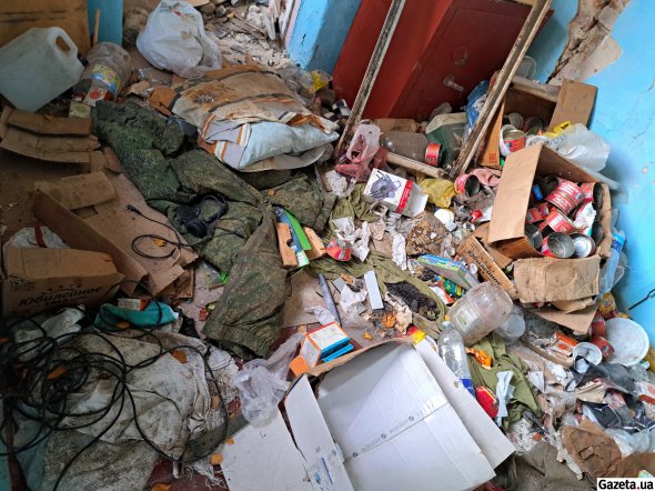 После российских солдат остались горы мусора, грязный камуфляж, экскременты и жестяные банки из-под консервов производства РФ.