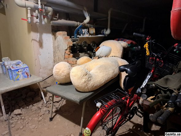 Дитячі іграшки лежать в підвалі Ізюмської лікарні. Ігорова кімната, звідки їх забрали, знищена російським снарядом. В лікарні надавали допомогу також і пораненим дітям