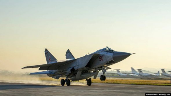 Истребитель МиГ-31К с гиперзвуковыми ракетами "Кинжал" на российской авиабазе Хмеймим