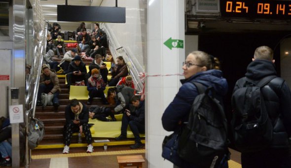 Люди укрываются в метро во время обстрела Киева 