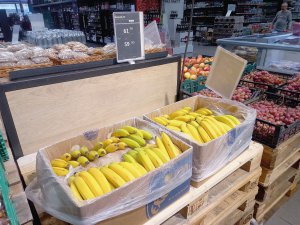 Кілограм бананів у столичному супермаркеті на проспекті Степана Бандери коштує 61,90 гривні. Якщо купуєш від 18 кілограмів, то ціна знижується до 59,9. На гуртових базарах 20-кілограмовий ящик бананів продають по 1100–1200 гривень