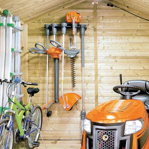 Садові бензинові й електричні інструменти взимку зберігають у сухому і добре вентильованому приміщенні. Пристрої з акумуляторами — в теплому