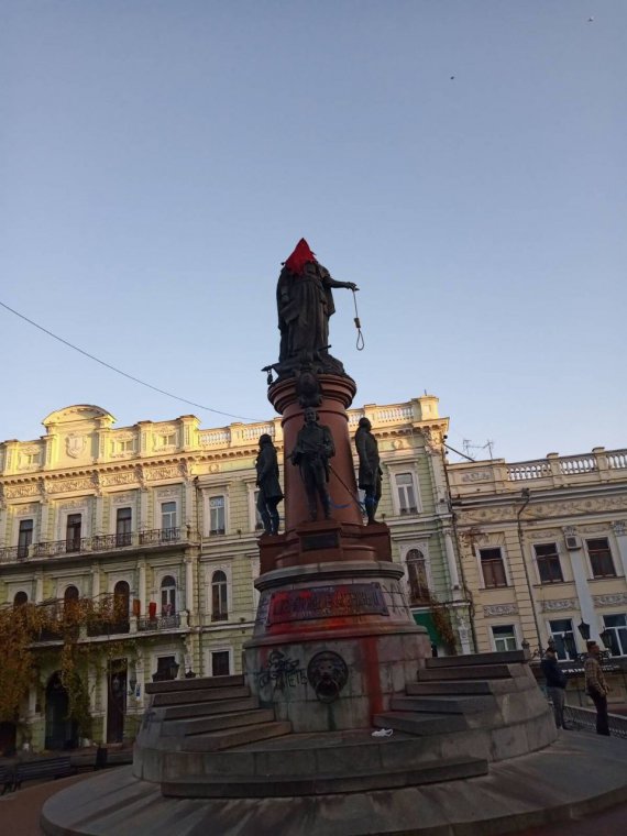 На памятник Екатерине II в Одессе надели Красный Колпак палача