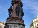 На пам'ятник Катерині II в Одесі надягли червоний ковпак ката