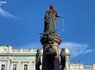 На памятник Екатерине II в Одессе надели Красный Колпак палача