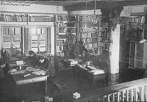 У таборі на Соловках діяла бібліотека. У ній в 1934–1937 роках працював вчений-метеоролог Олексій Вангенгейм, якого розстріляли у Сандармоху. Послугами читальні активно користувалися засуджені письменники та митці. 1937-го режим табору став суворішим і бібліотеку закрили