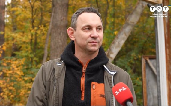 Вокаліст гурту "Друга Ріка" Валерій Харчишин разом із волонтерами розбирає завали власнкого будинку у селищі Гостомель на Київщині. Будинок зруйнували російські окупанти ударом ракети в березні.