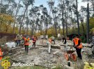 Вокаліст гурту "Друга Ріка" Валерій Харчишин разом із волонтерами розбирає завали власнкого будинку у селищі Гостомель на Київщині. Будинок зруйнували російські окупанти ударом ракети в березні.