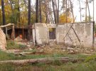 Вокаліст гурту "Друга Ріка" Валерій Харчишин разом із волонтерами розбирає завали власнкого будинку у селищі Гостомель на Київщині. Будинок зруйнували російські окупанти ударом ракети в березні.
