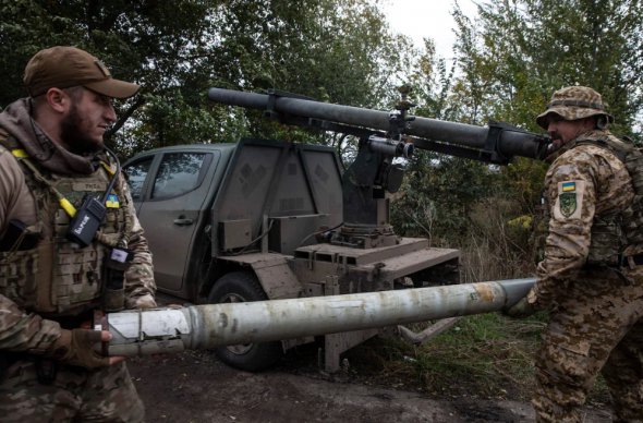 Солдаты подразделения «Карлсон» несут ракету в Херсонской области, 27 октября 