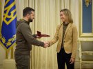 Також Зеленський нагородив старшого директора Ради національної безпеки США з питань Європи Аманду Слоат орденом "За заслуги" III ступеня.