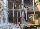 У Миколаєві досі тривають аварійно-ремонтні роботи в будівлі Першої української гімназії імені Миколи Аркаса, яку було зруйновано внаслідок російського обстрілу у ніч на 1 листопада,