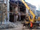 У Миколаєві досі тривають аварійно-ремонтні роботи в будівлі Першої української гімназії імені Миколи Аркаса, яку було зруйновано внаслідок російського обстрілу у ніч на 1 листопада,