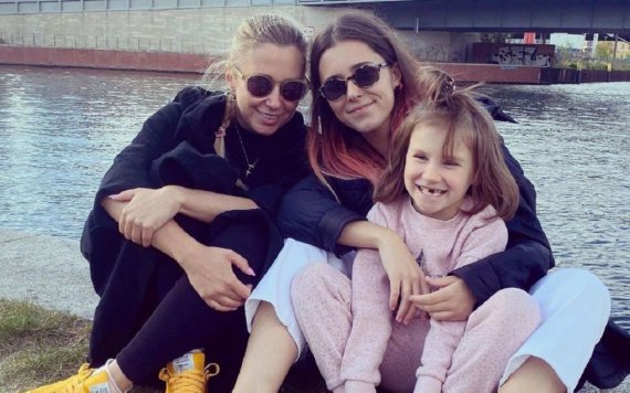 Тоня Матвієнко з доньками