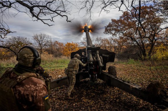 Українські артилеристи біля Бахмута 