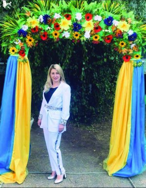 Оксана КИЗИМЕНКО, 35 років, учителька української мови й літератури. Народилася 10 вересня 1987-го в селі Липці біля Харкова. Батько – тракторист, мати – бухгалтерка. Закінчила Харківський національний університет імені Василя Каразіна за фахом ”Учитель української мови та літератури”. Менеджмент і адміністрування вивчала в Харківському національному педагогічному університеті імені Григорія Сковороди. Працює у школі в Харкові вчителькою української мови та літератури. Заміжня за однолітком Михайлом. Він – прикордонник. Виховують доньку, 5-річну Віру. Подобається сучасна українська література. Улюблена авторка – Люко Дашвар, фільм – ”Пірати Карибського моря”. Має німецьку вівчарку Ліку й кота Металіста. Тимчасово з дитиною живуть у Німеччині