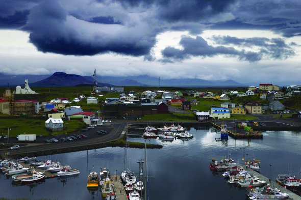 Вид на порт Грюндарфйордур на півострові Снайфедльснес у Західній Ісландії. Ця територія увібрала в себе всі характерні для країни краєвиди – від вулканів до водоспадів і льодовиків. Головна визначна пам’ятка півострова – наймальовничіша у країні гора Кірк’юфелл, що нагадує формою дах острівної кірхи