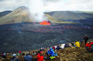 Люди спостерігають, як тече лава з вулкана Фаґрадальсф’ядль 10 серпня 2022 року. Лежить за сорок кілометрів від ісландської столиці Рейк’явік. Попереднє виверження було 2021-го і тривало шість місяців. Фаґрадальсф’ядль у перекладі означає Гора Красивої Долини