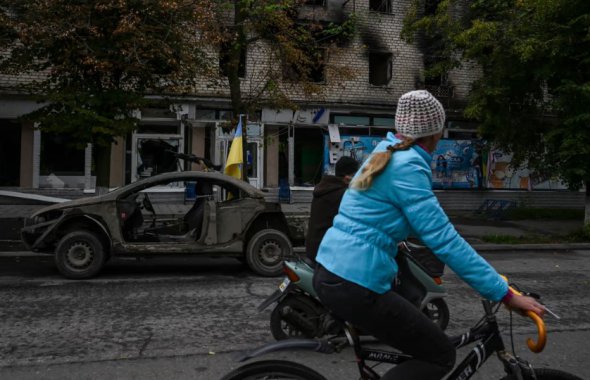 Местная жительница на велосипеде в Изюме, 14 сентября 