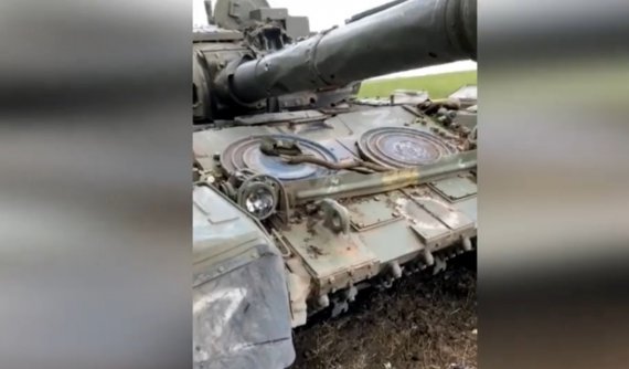 Российские оккупанты устанавливают на танки украденные в Украине канализационные люки.