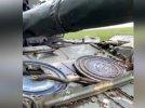 Російські окупанти встановлюють на танки вкрадені в Україні каналізаційні люки.