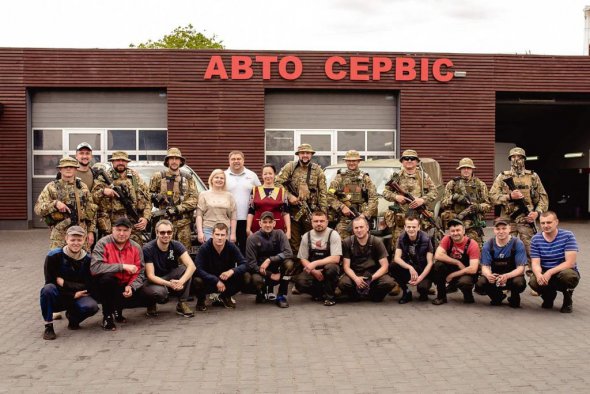 Работники автосервисов в Ровно и Луцке с 24 февраля возобновляют автомобили для фронта