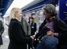 Посол США в Україні Бріджит Брінк зустріла Лінду Томас-Грінфілд на вокзалі.