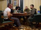 Американський актор, кінорежисер, сценарист і продюсер Шон Пенн знову приїхав в Україну. Це зробив втретє за час повномасштабної російської агресії.