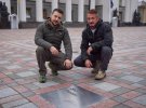 Американський актор, кінорежисер, сценарист і продюсер Шон Пенн знову приїхав в Україну. Це зробив втретє за час повномасштабної російської агресії.