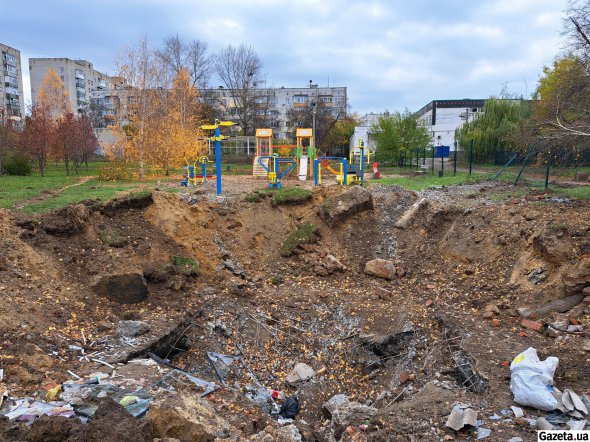 Вырва от российской ракеты на детской площадке посреди спального района Купянска