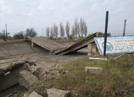 Также при выезде из Снегиревки в сторону Херсона взорваны мосты через канал