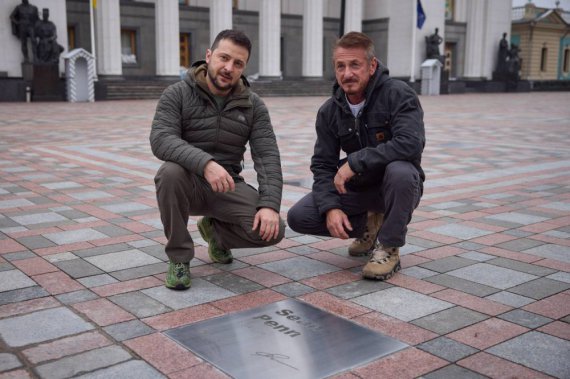 Американский актер и кинорежиссер Шон Пенн приехал в Киев в военной обуви от украинского бренда