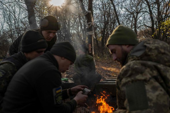 Украинские солдаты на позициях возле Бахмута