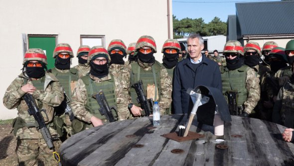 Генеральный секретарь НАТО Йенс Столтенберг и военные Вооруженных сил Украины в учебном центре в Великобритании.