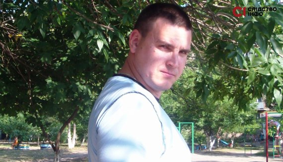 Дмитрию Маховскому 46 лет, он проживает в Брянской области. Именно он отдал преступный приказ о жестоком обращении с гражданским населением в селе Слобода, рассказали журналисты.