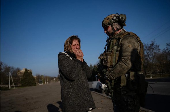 Украинка плакала в четверг после того, как украинские военные вошли в освобождённое село Снигуровка 