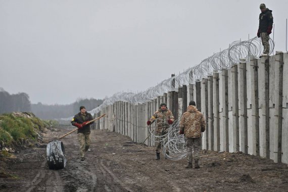 Україна почала будівництво стіни на кордоні з Білоруссю. Зводиться залізобетонний паркан з колючим дротом, рів, насип.