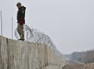 Украина начала строительство стены на границе с Белоруссией. Возводится железобетонный забор с колючей проволокой, ров, насыпь.