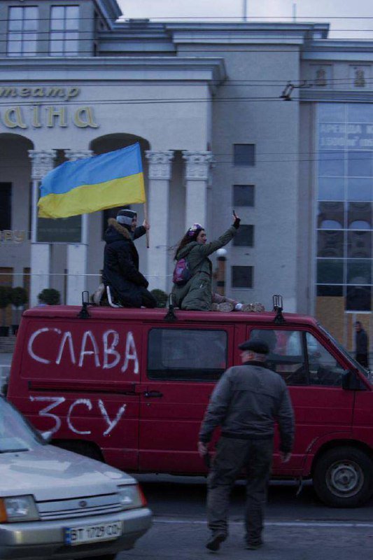 Жителі Херсона святкують звільнення міста з-під російської окупації і дякують Збройним силам Україна