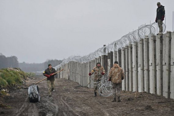 Україна почала будівництво стіни на кордоні з Білоруссю. Зводиться залізобетонний паркан з колючим дротом, рів, насип. 