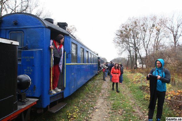 Сейчас по узкоколейной железной дороге курсирует два ежедневных пассажирских пригородных поезда между Гайвороном и Рудницей
