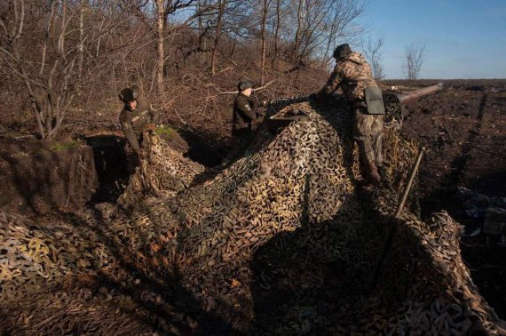Воїни-артилеристи 93-ї  бригади "Холодний Яр" невтомно відбивають український Соледар на Донеччині.