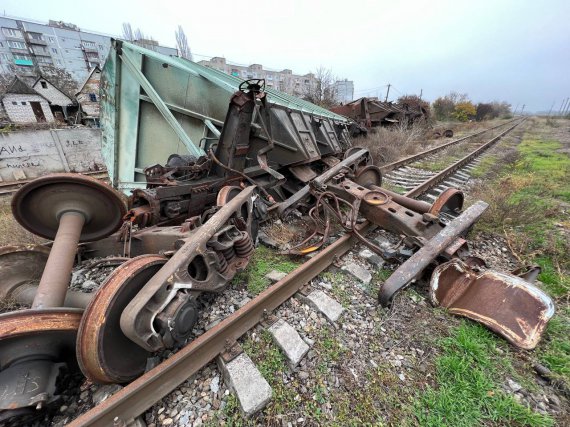 Укрзалізниця обіцяє оперативно відремонтувати у Херсоні пошкоджені колії та розбиті вагони поїздів
