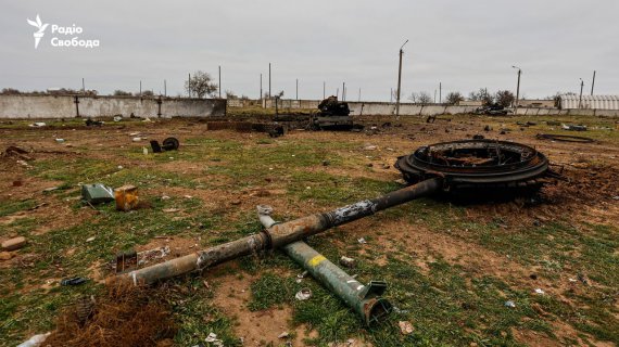 В селе Чернобаевка осталась грудь металла и сожженной российской техники.